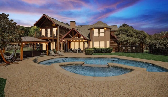 Rustic Cabin Mansion - Hot tub, Gym, Cinema, Pool