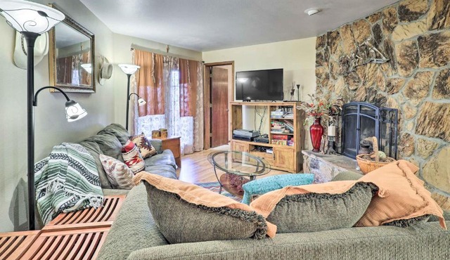 Rustic Condo w/Deck < 1 Mi to Angel Fire Resort!