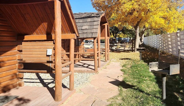 Rustic Extended-Stay Camping Cabin with Scenic Outdoor Amenities near Local Attractions in Fruita, Colorado