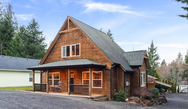 Rustic Lake House w/Cozy Charm