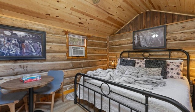 Rustic Log Cabin w/King Bed Near Mount Rushmore
