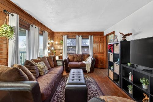 Rustic Shadows - Sioux Falls Escape, Firepit, Pet Friendly!