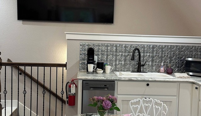 Saint Jo Wine Country Loft with Private Balcony Near Blue Ostrich Winery