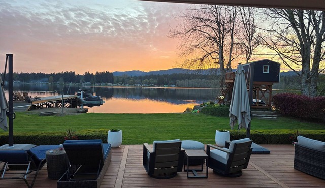 Sandy Shores Black Lake Estate, Hot Tub, Dock, Paddleboard, Treehouse & More!