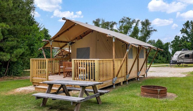 Scenic Glamping Home with Lakeside Marina Access Near Lake Livingston in Point Blank, Texas