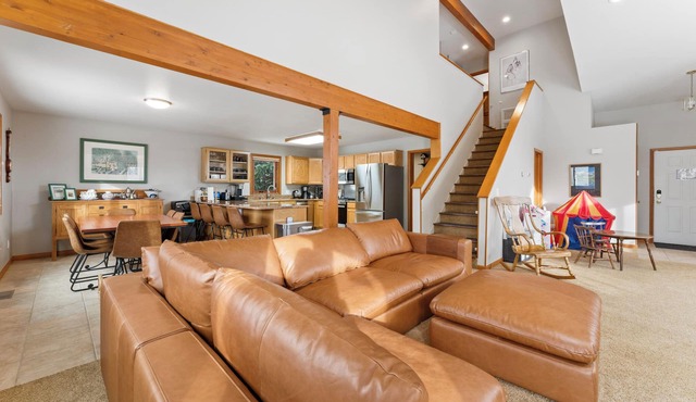Scenic Mountain Views from Private Deck and Hot Tub, Gas Burning Fireplace!