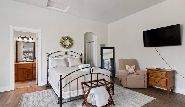 Scenic Views Casita 2 - Cozy Studio for 2, Local Golfing 50% Off!
