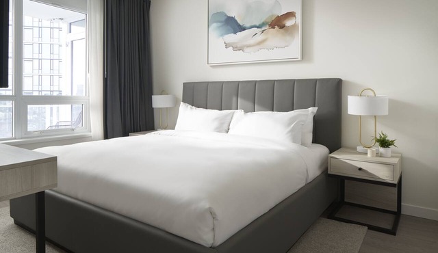 Seattle Luxury Suite: 2BR w/Full Kitchen, Balcony & Resort-Style Amenities!