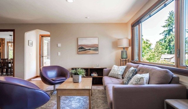 Seattle's Mid-century home + hot tub by lake WA