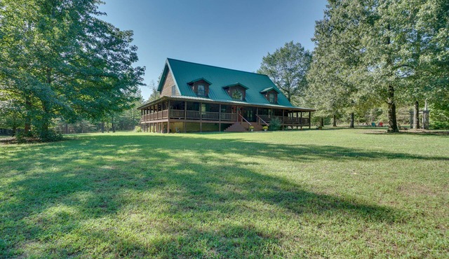 Secluded Broken Bow Cabin w/Fire Pit and Deck!