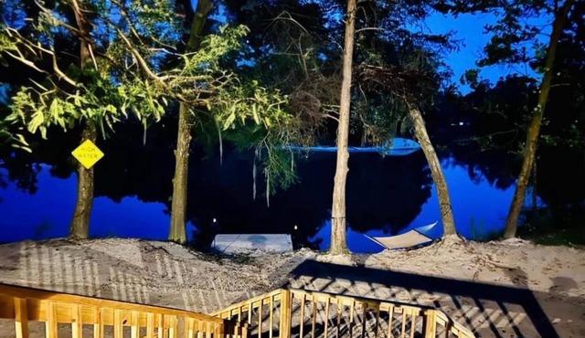 Secluded Riverside Oasis: Stunning Views, Private Dock, Beach Access & Adventure