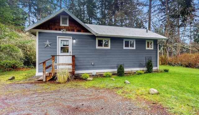 Secluded Whidbey Island cottage with woodland views, firepit & kitchenette