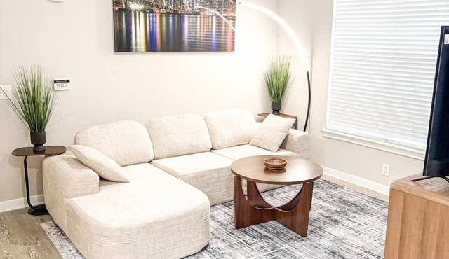 Serene 1BR Contemporary Stay Pool Gym Access