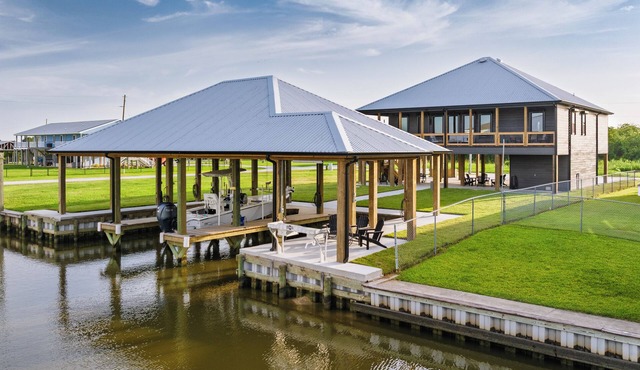 Serene Hackberry Waterfront Escape - Boat Slips + Sunrise Views in Hackberry