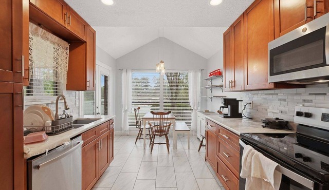 Serene Waterfront Haven Spacious 3BR Townhouse In Newport