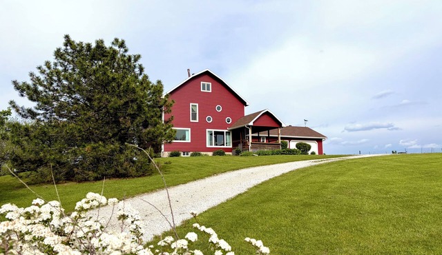 Serenity Heights - Peaceful Country Acres with beautiful view in every direction