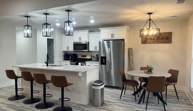 Serenity Lounge NEW-FRESH-MODERN HOUSE With TVs in All rooms