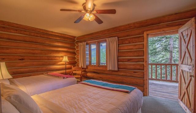Single King Room - Twin Sisters View
