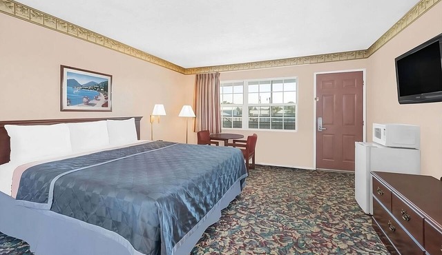 Single Unit Escape in Convenient Pecos Location w/Pool, Shuttle & Breakfast