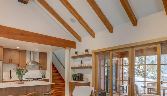 Ski in/out, on golf course, pet-friendly, AC