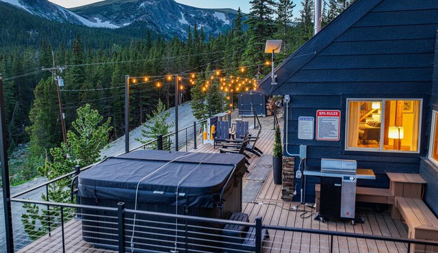 Skyline Lodge with Private Sauna & Hot Tub