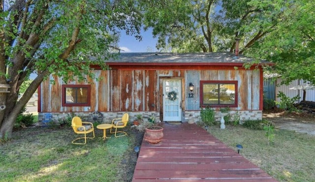 Sleep 7 near Texoma. King Bed! Small dog friendly!