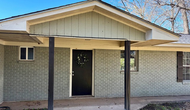 Sleeps 10. Bayou Front Home close to ULM, Sports Complexes, Airport and I-20.