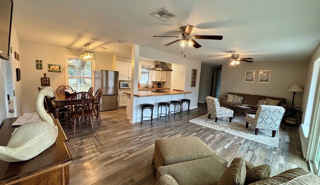 Sleeps 10. Bayou Front Home close to ULM, Sports Complexes, Airport and I-20.