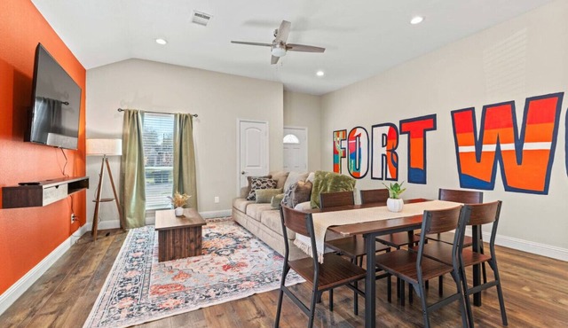 Sleeps 10+KingBed+Backyard+Stockyards+Free Parking