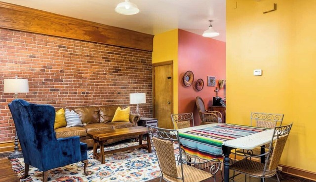Sleeps 12, 5 King beds, 2 LivingRooms+ 2 Kitchens