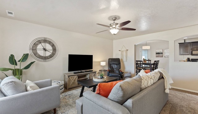 Sleeps 9, Pet Friendly, Workspace, Easy Access to Dining and Shops