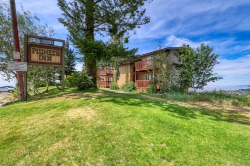 Slope-Side Getaway Deck Pool Table Views