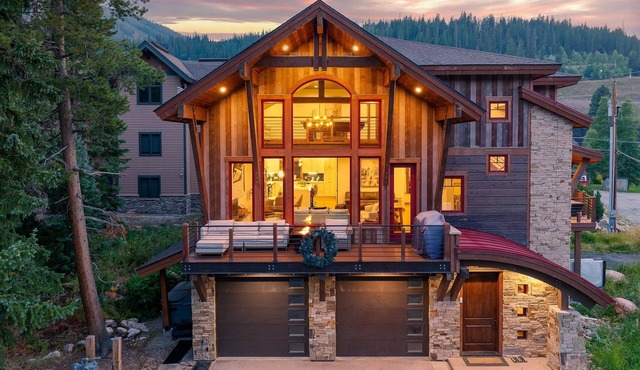 Slopeside Luxury Chalet I Hot Tubs I Firepit I Views I Game Room I Theatre I Discounted Attractions