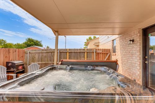 South OKC Home w/Hot Tub-Game Room: 18 Mi to OU!