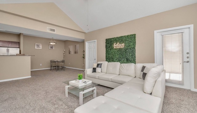 Spacious 2 Bed Gem 💎 Downtown Houston w/Neon wall
