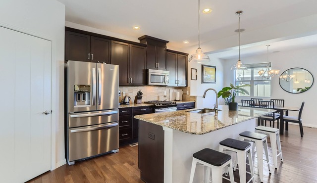 Spacious 2BDR Modern Townhome in Louisville