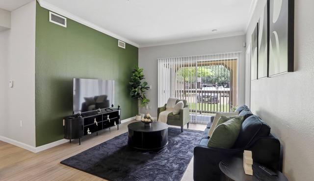 Spacious 3-bedroom apartment - Close to Food and Fun!