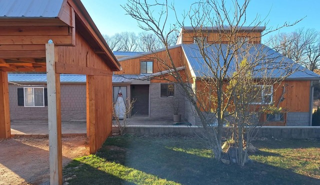 Spacious 3-bedroom Harrison Lodge with AC and scenic Hottub