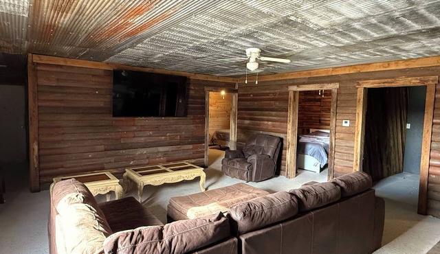 Spacious 3 bedroom rustic lodge by Pomme de Terre Lake