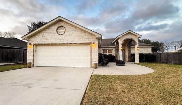 Spacious 3BR Home Sleeps 6 Open Living Private Yard