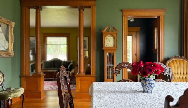 Spacious 4 BDR Historic Home in Heart of Sioux Center