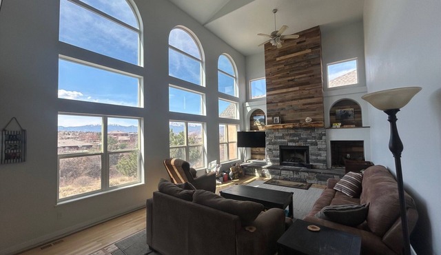 Spacious 4-bedroom house with AMAZING Pikes Peak View and great location!
