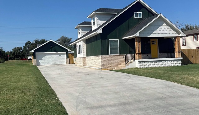 Spacious 4-bedroom bungalow in soothing Woodward with wonderful character!