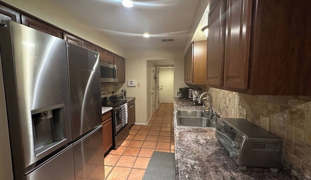 Spacious 4-bedroom house in tranquil Odessa with AC