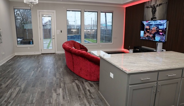 Spacious 4-bedroom Private Pool Villa Close to Downtown Dallas
