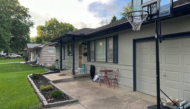 Spacious 4-bedroom house in perfect Kansas City. 20 minutes from Arrowhead!.
