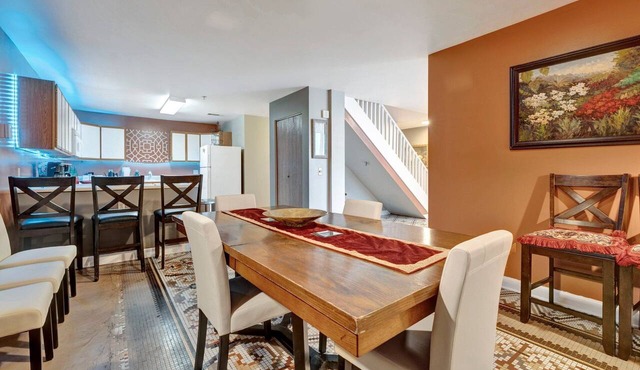 Spacious 4-BR Apt, Fast WiFi in Downtown Memphis. Walk to Convention Center.