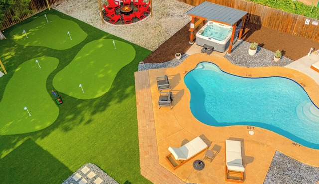 Spacious 4BR Family Home with Pool, Hot Tub & Games