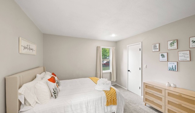 Spacious 4BR Home Office+ Fenced Yard Long Stays