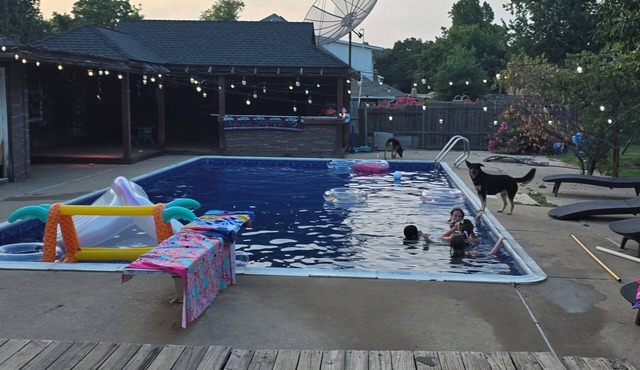 Spacious 5-bedroom house in terrific OKC with WiFi, AC, close to activites.